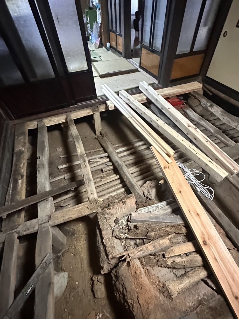 抜け落ちた和室の床を基礎から補修（施工前）